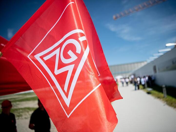 Eine Fahne der Gewerkschaft IG Metall weht im Wind. Foto: Fabian Sommer/dpa