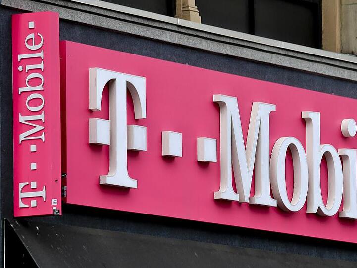 Das T-Mobile-Logo hängt über einem Laden in New York.