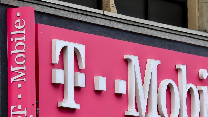 Das T-Mobile-Logo hängt über einem Laden in New York. Das T-Mobile-Logo hängt über einem Laden in New York.