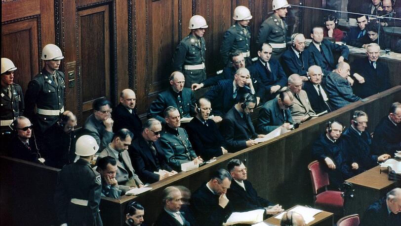 Die Spitzen des unmenschlichen NS-Staats, die den Krieg überlebt haben, sitzen auf der Anklagebank.