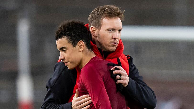 Jamal Musiala (l.) und Trainer Julian Nagelsmann nach dem Spiel. Jamal Musiala (l.) und Trainer Julian Nagelsmann nach dem Spiel.
