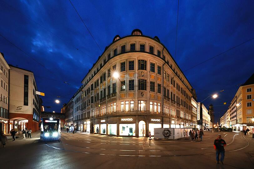 Maffei-, Ecke Theatinerstraße: Das Arco-Palais ist ein Prunkstück. Maffei-, Ecke Theatinerstraße: Das Arco-Palais ist ein Prunkstück.