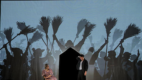 Engelbert Humperdincks &bdquo;H&auml;nsel und Gretel&ldquo; in der Inszenierung von Dominik Wilgenbus im Cuvilli&egrave;stheater.