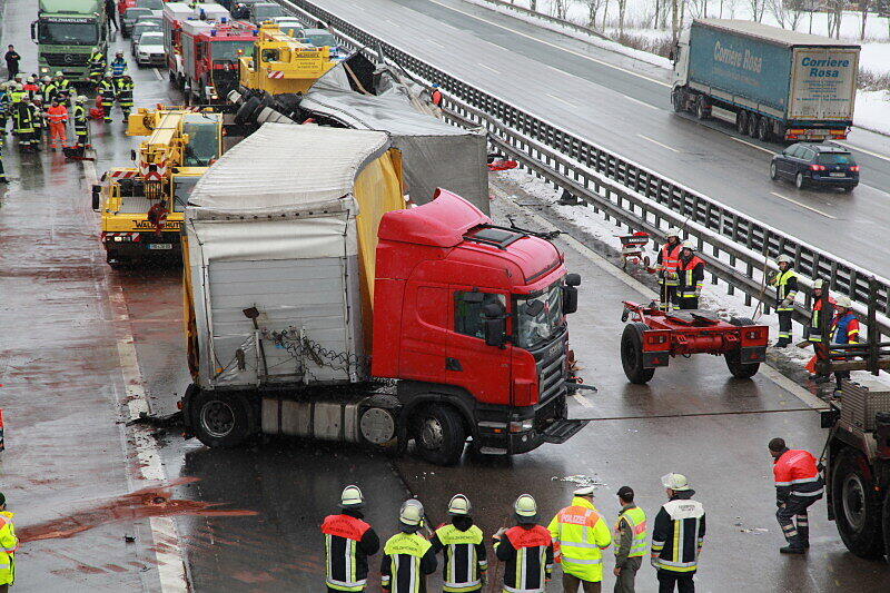 Schwerer Lkw-Unfall auf der A 8 in Richtung Salzburg: Die Bilder