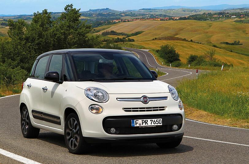 Der Fiat 500L mit Zweifarb-Lackierung und Seitenbeplankung ist ein richtig geräumiges Auto.
