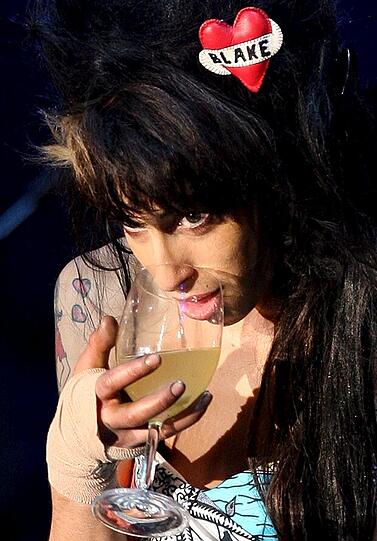 ... nach einem weiteren Alkoholexzess und 4,16 Promille im Blut starb sie vor über einem Jahr. Ein tragisches Schicksal, so absehbar wie unnötig, steht am Ende einer großen Musikkariere.