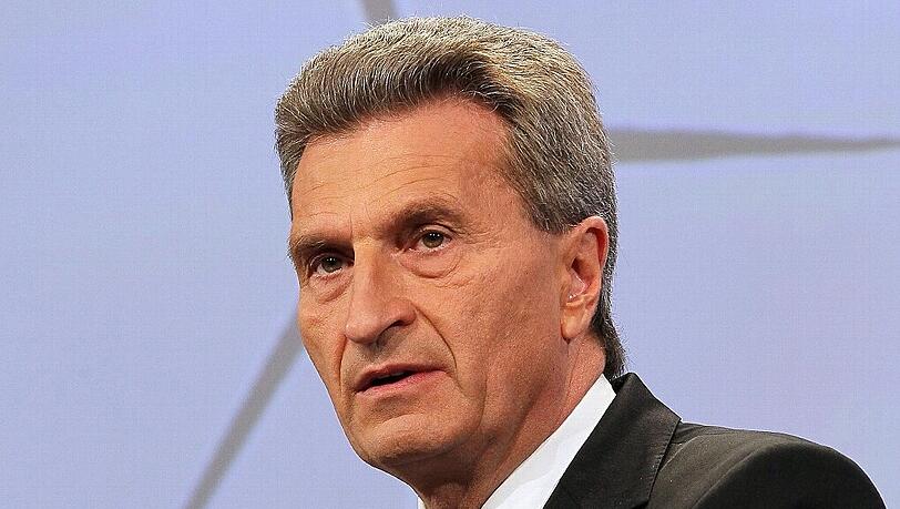 EU-Kommissar Günther Oettinger spricht sich gegen die Rente mit 63 und für eine längere Lebensarbeitszeit aus. EU-Kommissar Günther Oettinger spricht sich gegen die Rente mit 63 und für eine längere Lebensarbeitszeit aus.