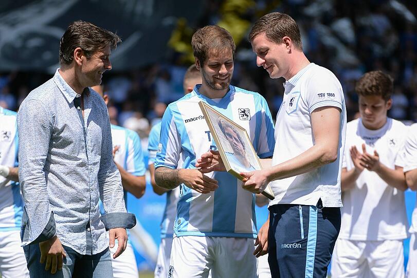 1860-Sportchef Oliver Kreuzer (l.) und der Leiter des Löwen-Nachwuchsbereichs, Sebastian Weber, verabschieden Fabian Hürzeler.