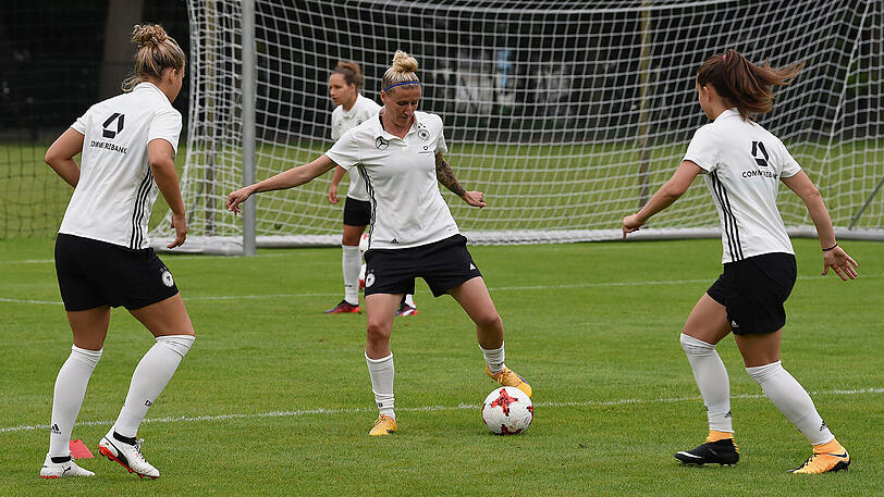 Warmspielen für den siebten EM-Titel in Folge: Deutschlands Lena Petermann, Anja Mittag und Sara Däbritz (v.l.) im Training.