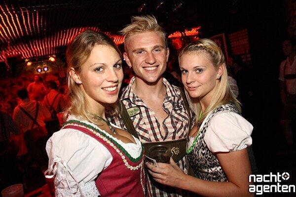 Viele Partygänger im Wiesn Outfit- Beim Heimatabend im 8Below - mehr Bilder gibt's auf www.nachtagenten.de. 
.de/gallery/flying-tuesa