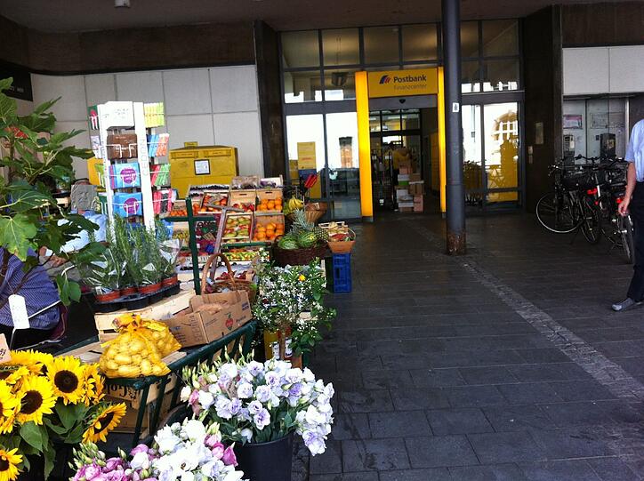 Gelbe Post, gelbe Blumen: in der Fraunhoferstraße.