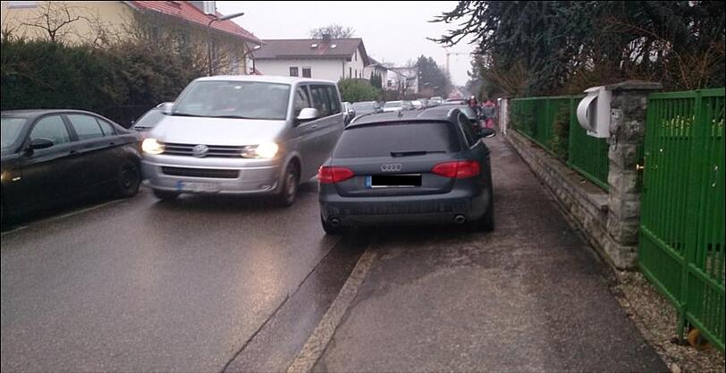 Wildparker! Hier im Schlößlanger kommt an Spieltagen keiner mehr durch.