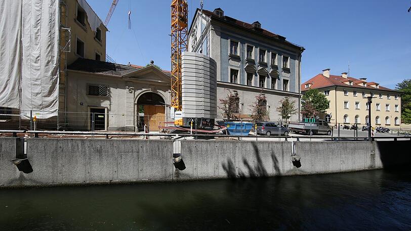 Der Bach passiert die Baustelle der ehemaligen JVA Neudeck, in der Mitte das Landratsamt, recht das Auer Polizeirevier.