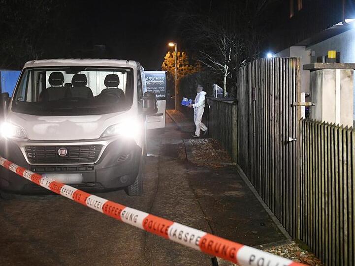 Ein Polizist kommt aus einem Haus in Starnberg, in dem drei Tote gefunden wurden. Foto: Angelika Warmuth/dpa