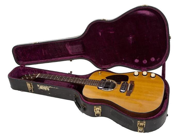 Eine Gitarre des früheren Nirvana-Frontmanns Kurt Cobain in ihrem Koffer. Das Instrument soll in Kalifornien versteigert werden.