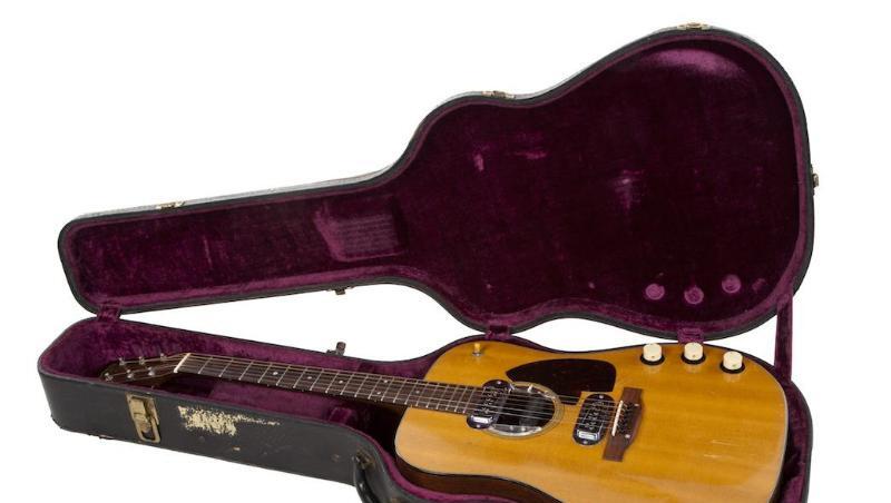 Eine Gitarre des früheren Nirvana-Frontmanns Kurt Cobain in ihrem Koffer. Das Instrument soll in Kalifornien versteigert werden. Eine Gitarre des früheren Nirvana-Frontmanns Kurt Cobain in ihrem Koffer. Das Instrument soll in Kalifornien versteigert werden.