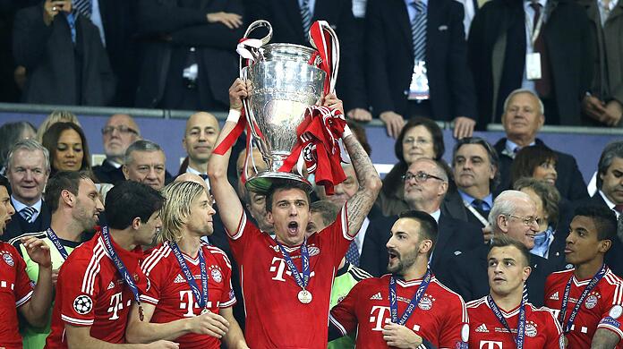 Mario Mandzukic mit dem Champions-League-Pokal nach dem 2:1-Sieg im Finale gegen Borussia Dortmund. Mandzukic  schoss den zwischenzeitlichen Führungstreffer der Bayern.