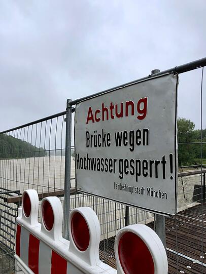 Die Brücke hinter dem Tierpark ist bei Meldestufe 2 (Pegel über 3 Meter) aus Sicherheitsgründen gesperrt.