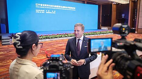 Oliver Zipse 2024 bei einem Interview in Shenyang in China. Die Zahlen dort verhageln BMW ziemlich die Bilanz im ersten Quartal 2025.