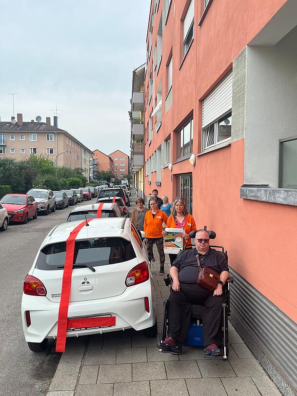Von Pkw zugeparkte Gehwege sind ein echtes Hindernis, vor allem für Menschen mit Mobilitätseinschränkungen. Von Pkw zugeparkte Gehwege sind ein echtes Hindernis, vor allem für Menschen mit Mobilitätseinschränkungen.