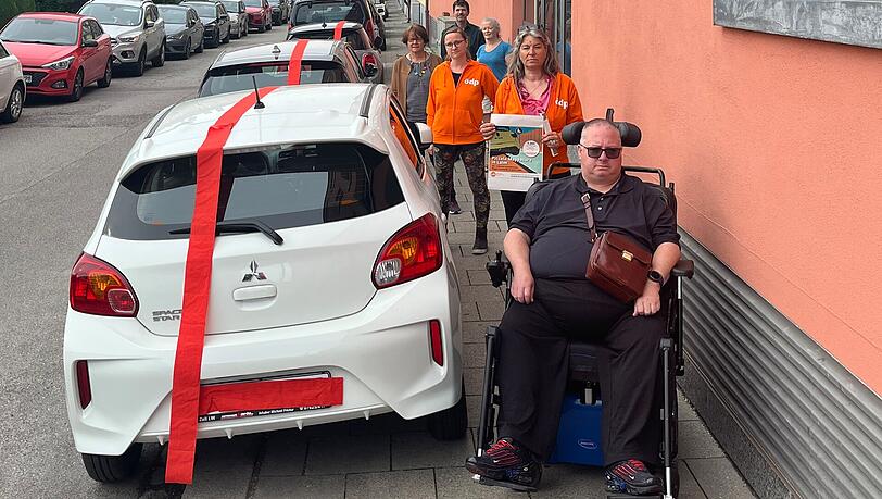 Von Pkw zugeparkte Gehwege sind ein echtes Hindernis, vor allem für Menschen mit Mobilitätseinschränkungen. Von Pkw zugeparkte Gehwege sind ein echtes Hindernis, vor allem für Menschen mit Mobilitätseinschränkungen.