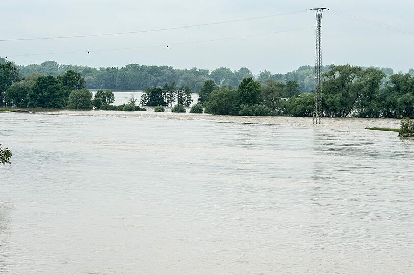 Die Lage in Deggendorf bleibt dramatisch: Am Dienstag haben gleich zwei Dämme den Wassermassen nachgegeben.