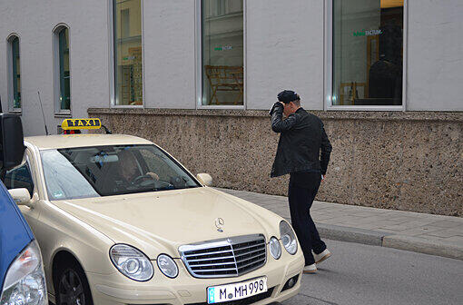 Mit einem Taxi fährt er ab.