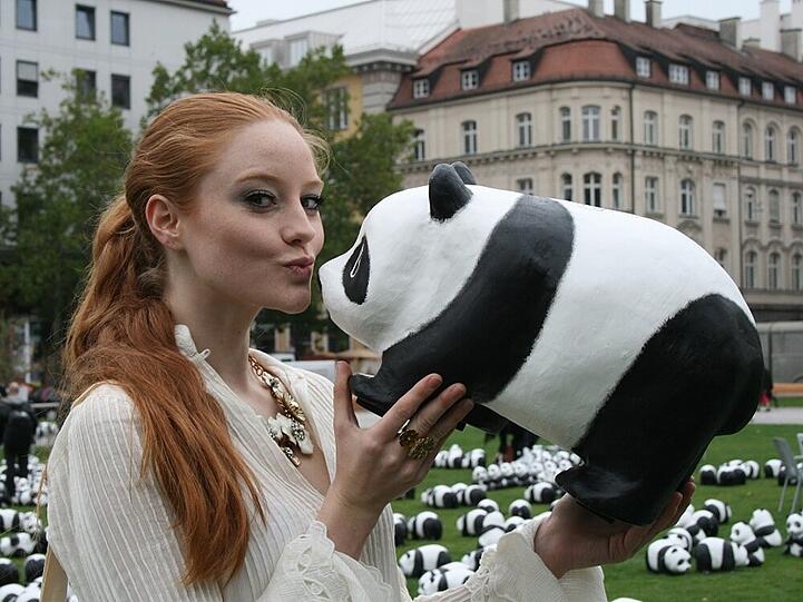 Barbara Meier knutscht einen Pappmasché-Panda