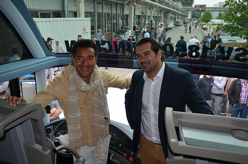 Zufrieden betrachten ricardo Moniz und Gerhard Poschner den neuen Teambus von MAN.