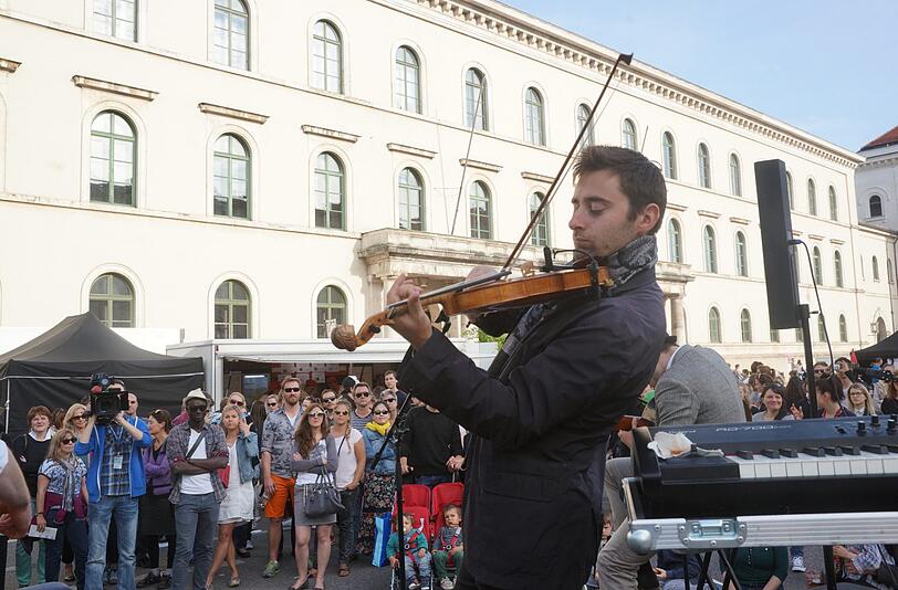 ...denn Musik schallte von überall &ndash; ob von den Bühnen, von Anzug tragenden Violinisten...