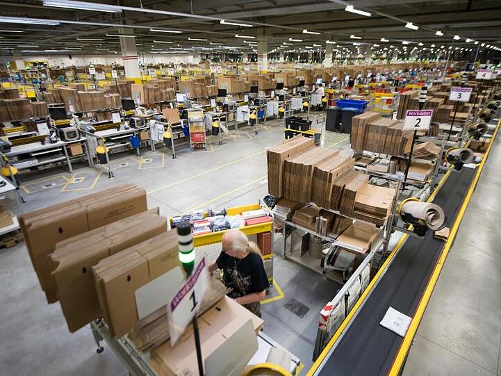 Amazon hat knapp 13 000 Mitarbeiter in Deutschland und stellt in der Weihnachtszeit Tausende von Aushilfen für seine zwölf Warenlager ein.