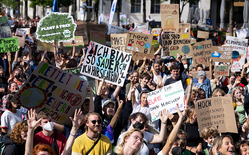 Zahlreiche Menschen nehmen an einer Demonstration zum globalen Klimastreik teil und halten verschiedene Plakate in den Händen. Sie folgen dem Aufruf der Bewegung "Fridays for Future". Die Teilnehmer fordern unter anderem eine Abkehr von fossilen Brennstoffen.