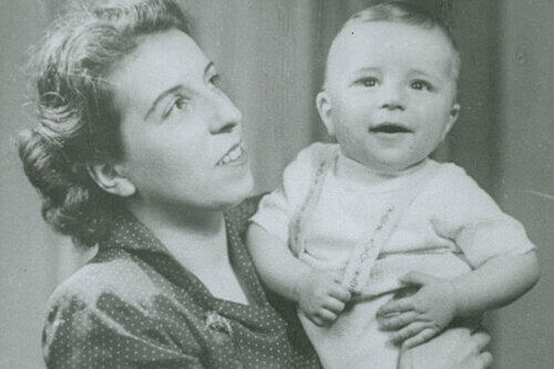Die Anwältin als Mama: Inzwischen ist ihr Sohn Michael Lehmann Professor für Wirtschaftsrecht, hat selbst drei Kinder.