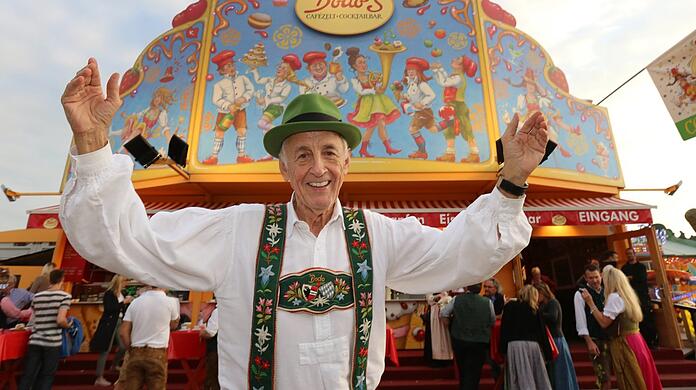 So hat ihn die Society gekannt – fröhlich, bunt, lebensfroh: Bodo Müller 2017 vor seinem Bodos Cafézelt auf der Wiesn.