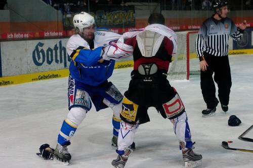 Markus Jocher (l.) hat Chris Capraro schon den Helm heruntergerissen &ndash; so kann man sich besser prügeln.