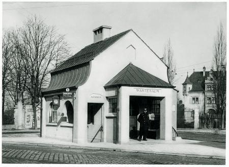 Heute ein hipper Treff mit gutem Espresso: Das Bild zeigt das alte Wartehäuschen an der Tramstation Neuhausen am Grünwaldpark.