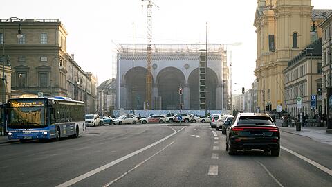 Der Ist-Zustand: Autos haben in der Ludwigstra&szlig;e auf sechs Spuren Platz.