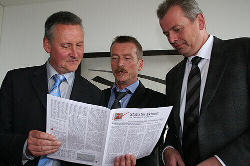 Liefert Statistik für Nürnberg und Fürth: Amts-Chef Wolf Schäfer (Mi.) mit den Oberbürgermeistern Thomas Jung (li.) und Ulrich Maly.
