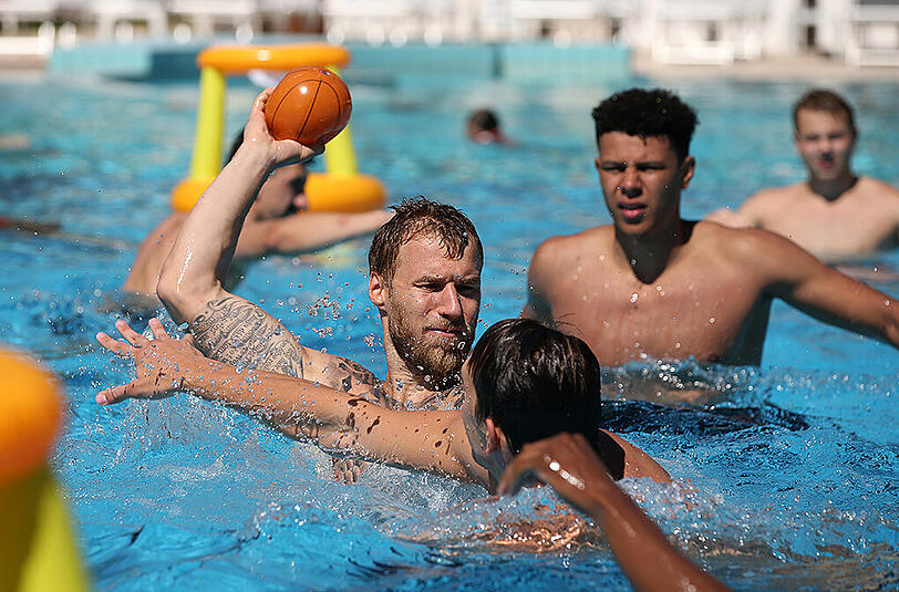 Für Abkühlung ist auf jeden Fall gesorgt - egal ob beim Wasserball oder der Gymnastik.