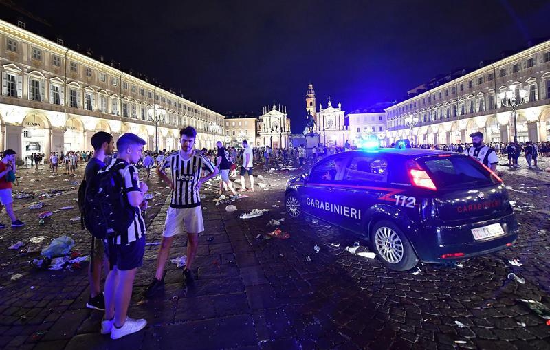 Juventus Fans verlassen den San Carlo Platz nach dem Ende der Übertragung des Champions League Finales in Turin, Italien, am 03.06.2017. In Turin ist beim Public Viewing während des Champions-League-Finals zwischen Juventus Turin und Real Madrid nach Medienberichten Panik ausgebrochen. Zahlreiche Fans des italienischen Clubs seien am Samstagabend von dem zentralen Platz San Carlo weggerannt, berichtete die italienische Nachrichtenagentur Ansa.