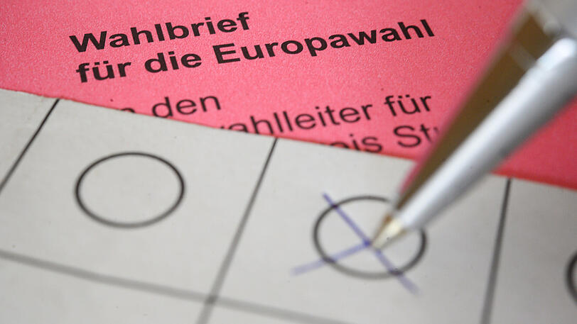 Ein Wahlzettel für die Briefwahl zum europäischen Parlament - am Sonntag ist Europawahl in Deutschland.