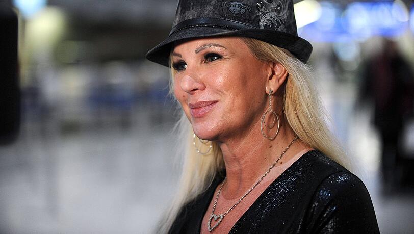 Nachdem die 29 Jahre lange Beziehung zu Michael Wendler vor rund anderthalb Jahren in die Brüche gegangen ist, soll Claudia Norberg jetzt bereit sein für eine neue Liebe. Nachdem die 29 Jahre lange Beziehung zu Michael Wendler vor rund anderthalb Jahren in die Brüche gegangen ist, soll Claudia Norberg jetzt bereit sein für eine neue Liebe.