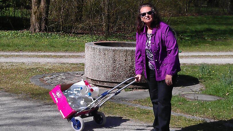 Noch fließt am Friedhof kein Wasser. Eine Frau behilft sich mit Plastikflaschen.