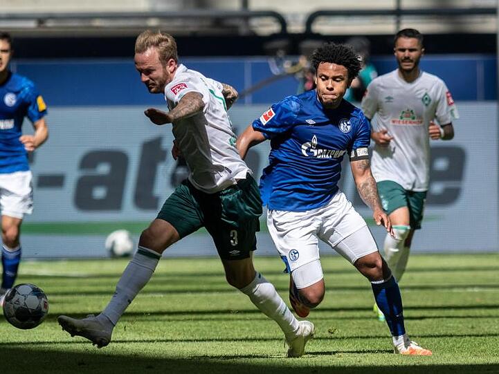Schalkes Weston McKennie (r) trug an seinem linken Arm eine "Justice for George"-Binde.