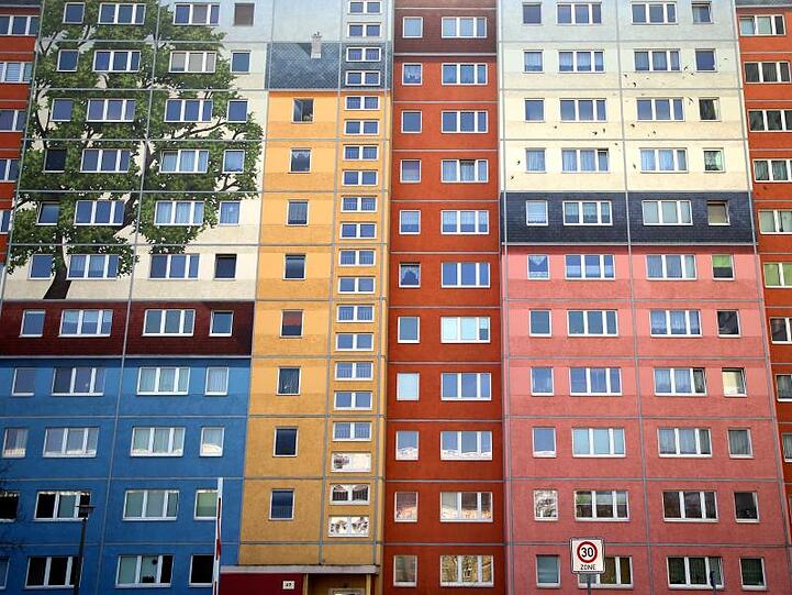 Plattenbauten stehen an der Frankfurter Allee im Berliner-Bezirk Friedrichshain.