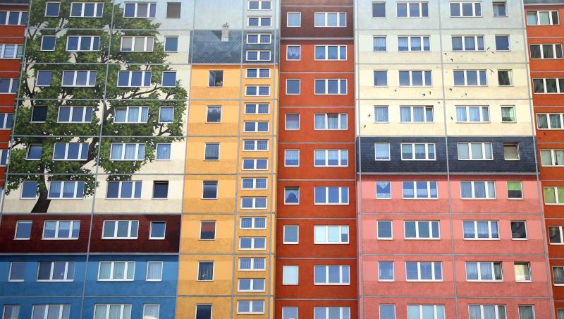 Plattenbauten stehen an der Frankfurter Allee im Berliner-Bezirk Friedrichshain. Plattenbauten stehen an der Frankfurter Allee im Berliner-Bezirk Friedrichshain.