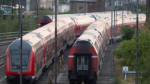 Züge der Deutschen Bahn (DB) stehen auf einem Gleis.