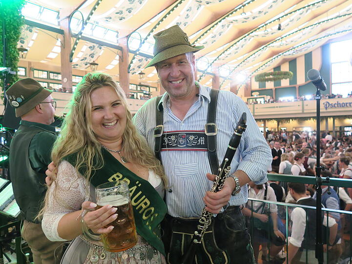 Sorgen beide für Gaudi im Festzelt: die Bräurosl (alias Verena Gaulinger) und Kapellmeister Josef Menzl.