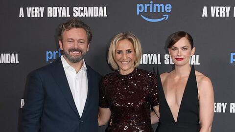 Michael Sheen Seite an Seite mit Journalistin Emily Maitlis (Mitte) und deren Darstellerin Ruth Wilson beim Screening von "A Very Royal Scandal" in London.