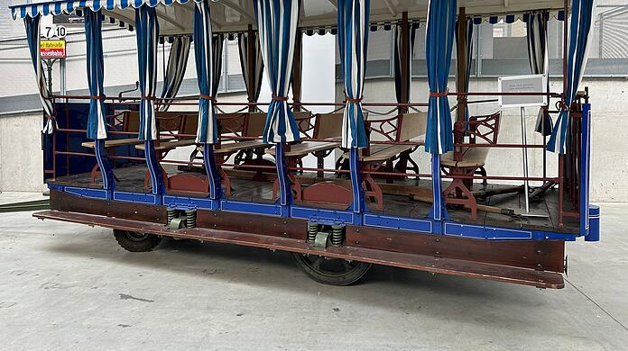 Eine der ersten Trambahnen Münchens, angetrieben von lebendigen Pferdestärken. Zum Oktoberfest fährt sie tatsächlich auf der Straße.